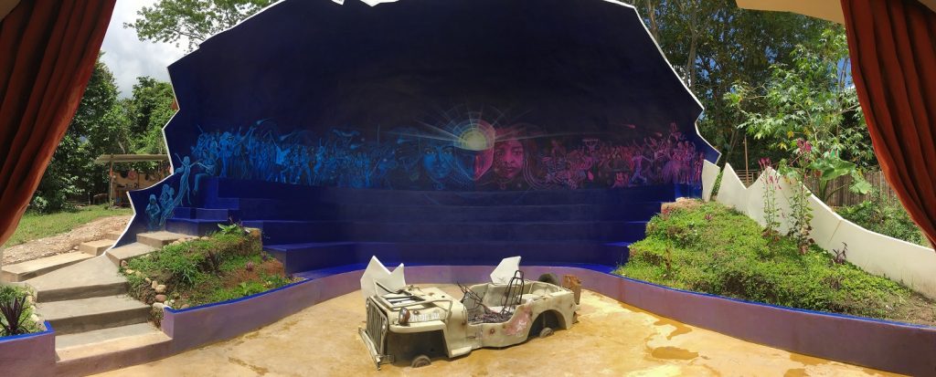 In the interior walls of the shell, the seating area, there is a giant collective art mural painted in the 5 days of the Mythic Party 5, with the contributions of 35 people, combining our ideas, art and techniques in one truly collective piece of art.